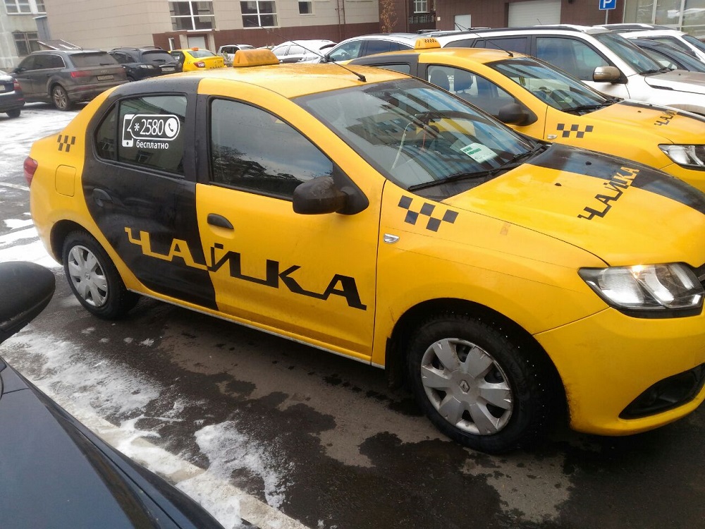 okleyka-taxi-zheltoy-plenkoy-aktsiya